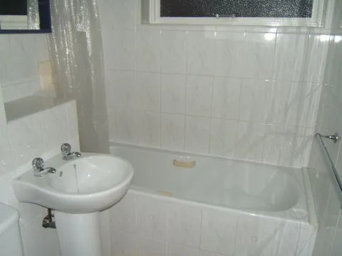 120_Harrowdene_Gardens_-_Bathroom_1.jpg