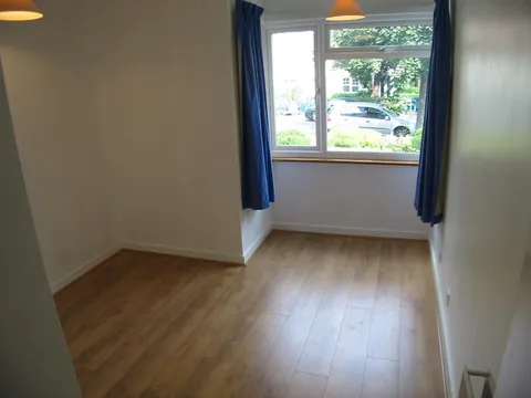 Ellswood_Crt._1_-_bed_1.jpg