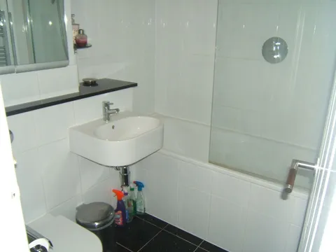 255_St.Margarets_Road-flat_6.Bathroom__2_2010.jpg